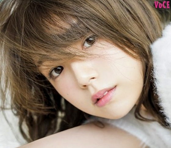 VOCEST! 史上初。「世界で最も美しい顔100人」篠崎愛の美肌コスメって?