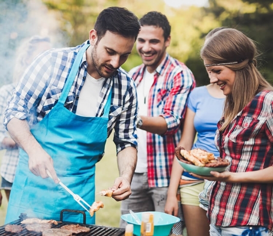 男はここを見ている!夏場のBBQで感じる「いい女」な振る舞いは?