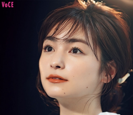 【長井かおり×夏肌ベースメイク】Tゾーンはサラッ! 頬にはツヤ!「夜見せ肌」の作り方