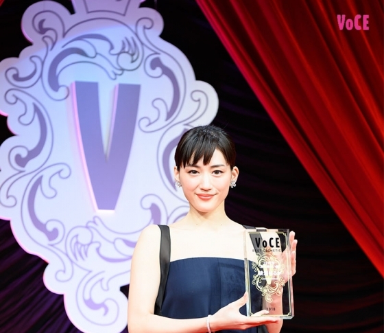 【速報!】綾瀬はるかさん VOCEが選ぶ「2018年最も美しい顔」に決定!!