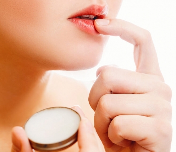 冬の肌の乾燥に保護膜を!皮膚科医師に聞いた【白色ワセリン】の上手な使い方