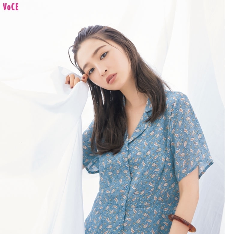 【白T・大ぶりアクセ・柄モノ服】ファッション×カラーメイクの正解|岡田知子メイク
