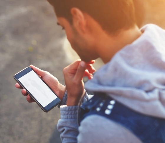 男性のホンネを調査「女子からのLINEの返信の早さで好意は変わる?」