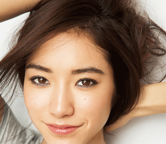 女友達から好感度大! のスモーキーネイビーアイ