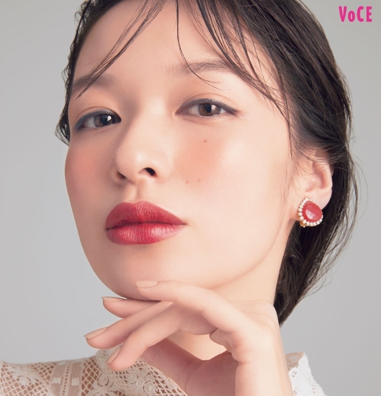 強さと甘さのコントラスト。林由香里さんの【シンプルな紺×赤】メイク