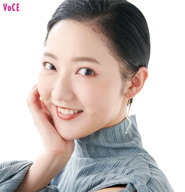 元宝塚歌劇団花組娘役の【花野じゅりあ】登場!メイクはナチュラル派!|【VOCE♡宝塚】タカラジェンヌOGのビューティトーク