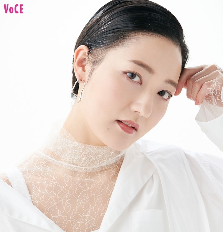 元宝塚歌劇団花組娘役の【花野じゅりあ】登場!愛用のナチュラルコスメ大公開!|【VOCE♡宝塚】タカラジェンヌOGのビューティトーク