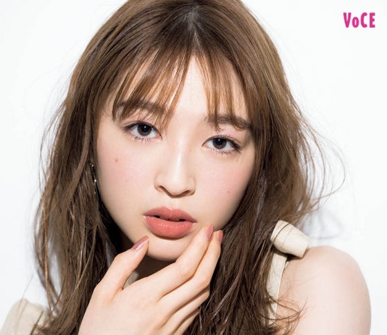 甘め派の小顔メイクは【ツヤ&キラキラでパーツを拡大】がカギ!