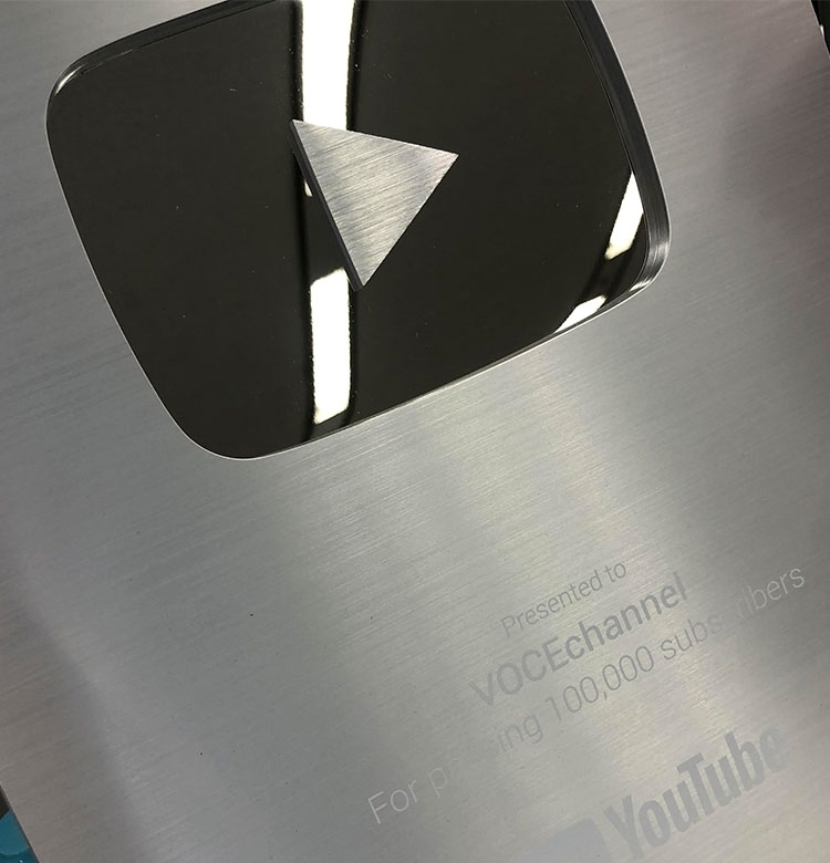 YouTubeのVOCE Channel、チャンネル登録10万人超えで、銀の盾をもらいました!