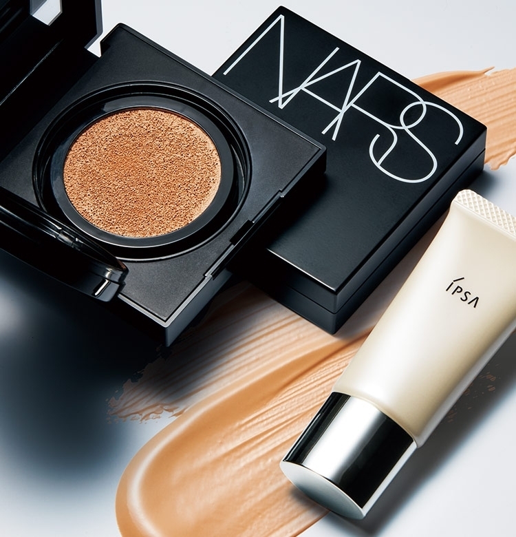 【NARS】&【イプサ】の今どきファンデが「カバーするのにツヤ」な理由