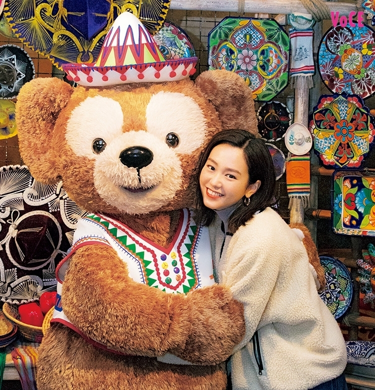 【桐谷美玲】念願の東京ディズニーシーへ! ダッフィーと記念のハグを♡