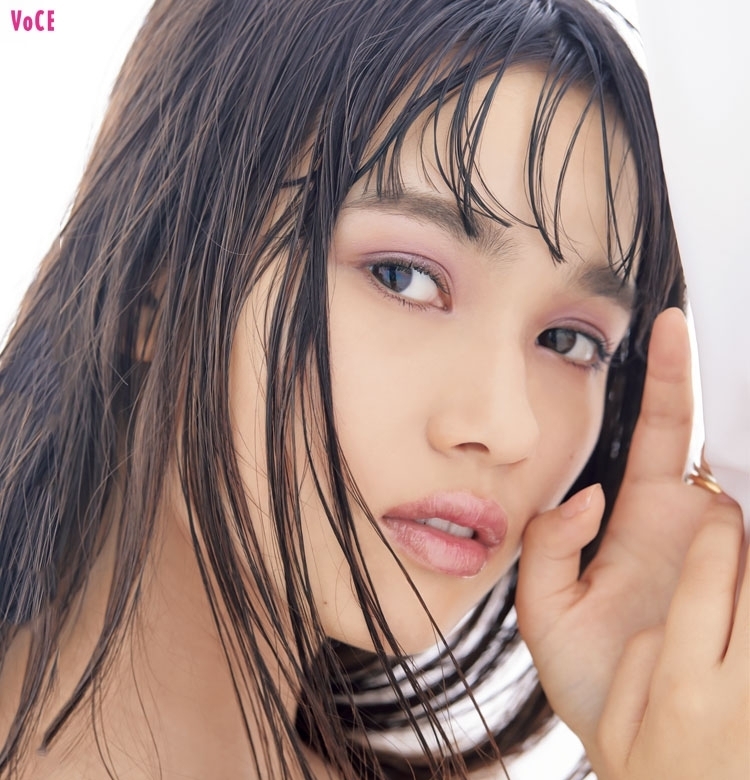モーヴEYE×ピンクLIPでオトナの甘さを引き出して|岡田知子さんの秋カラーコーデの正解