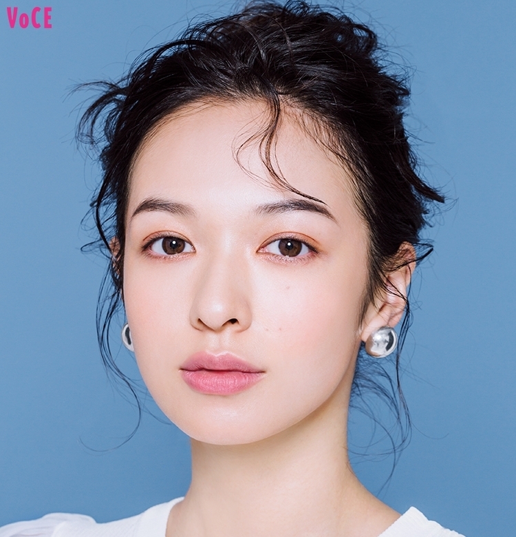 林由香里さんの、 桃っぽい【春新色】でつくる甘すぎない大人顔。|シャネル、クラランス