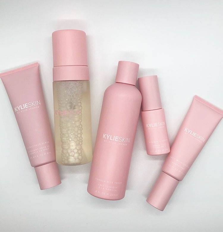 カイリー・ジェンナーが発信するクリーンビューティなスキンケアコスメ「KYLIE SKIN」をご紹介!