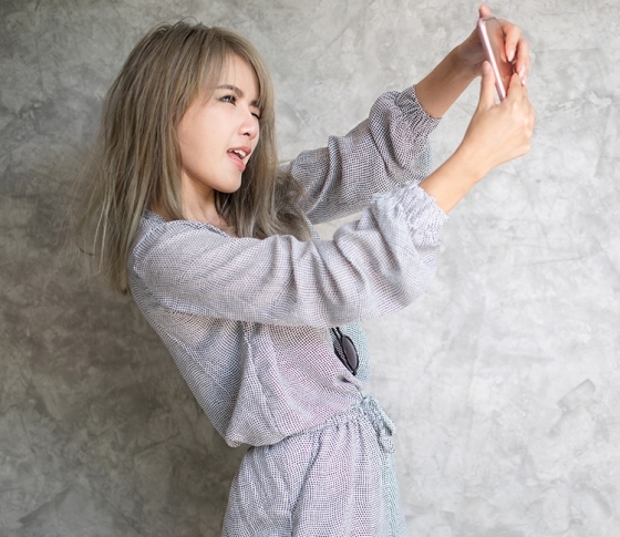 「自撮りの神器」や「美人加工」に夢中になる女性の心理とは?