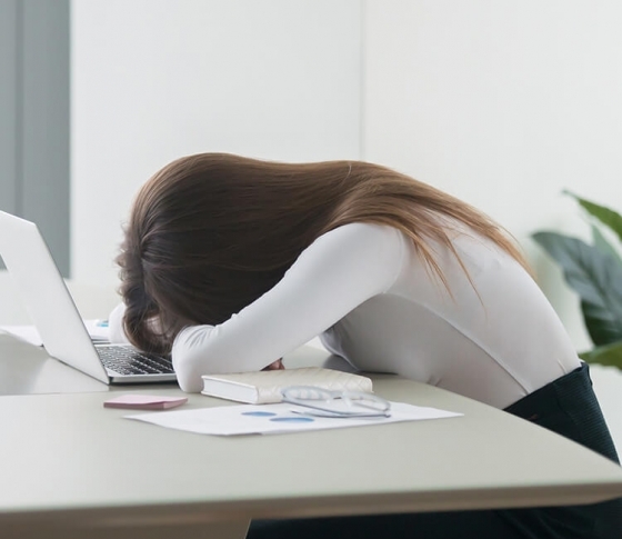 オフィスで眠気と戦う女子達へ!「どうしても眠い」の解決策
