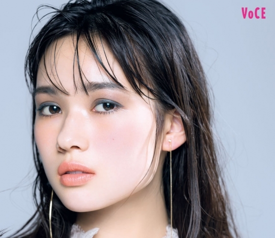 【長井かおり×夏メイク】透けるグレーアイの “涼感モノクロメイク” がモテるんです!