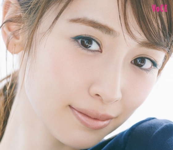 清楚に見えるには【スモーキーブルー】のアイラインを入れればいい。