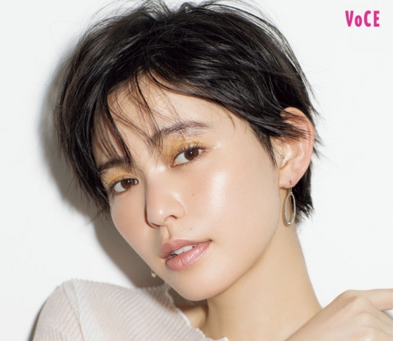 【比留川游】光沢メイクで女らしさをプラス! ヘルシーな大人サマー