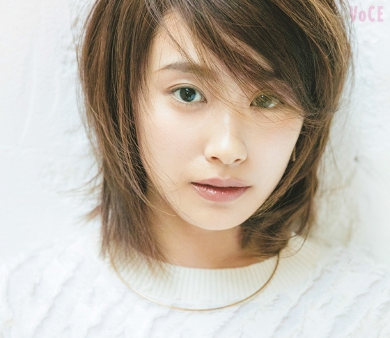 高橋愛“ノーファンデでもOK”な透明肌を支えるコスメはコレだった