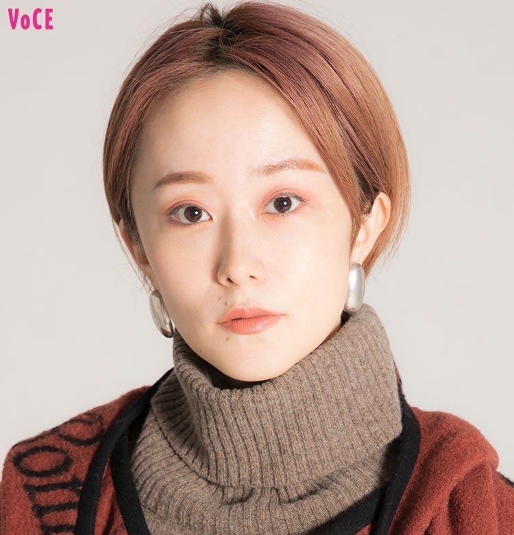 【VOCEエディターの1週間メイク着まわし】鏡裕子 DAY4「旬な赤みのちょい盛りメイクでコスメの新作発表会へ」