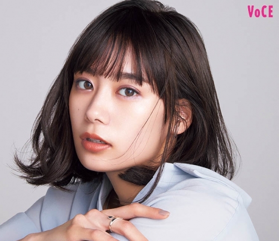 パープルが隠し味の「透け感ブラウン」オフィスメイク【吉田志織】