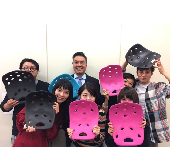 VOCE部員10人がなんと自腹買い!! 法務大臣も使っている大ブームの姿勢矯正シート“バックジョイ” 読者10名様にプレゼント!!