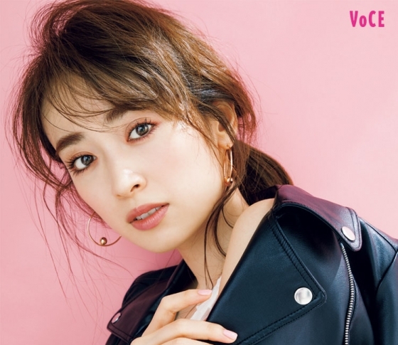 【泉里香】が気になる、最新ピンクメイク【イチオシはルナソルらしい!】