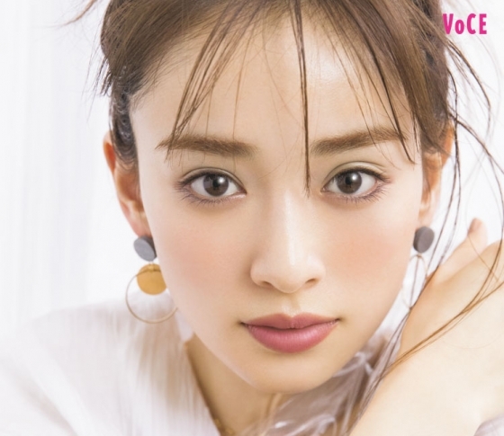 【泉里香】くすみ色リップ×寒色シャドウで新しい夏メイク
