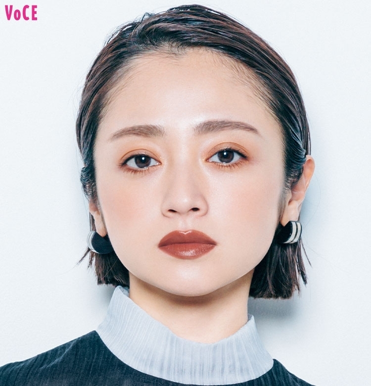 【安達祐実】のベストバランスは黒い服×テラコッタ顔!|TOM FORD, クリニーク, NARS