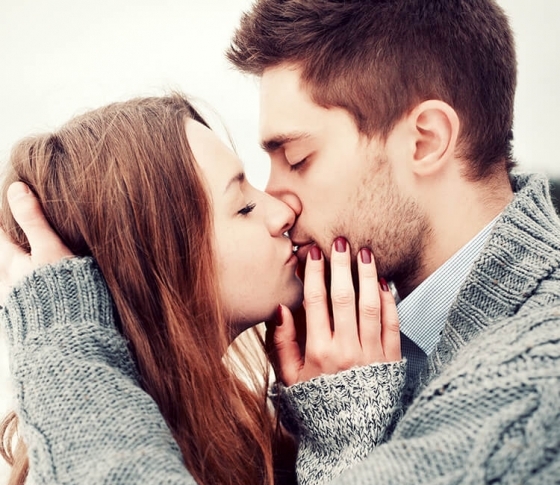 男もキスでエッチの相性を判断してる!?女性からされて嬉しいキス、嬉しくないキス