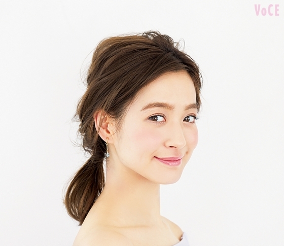 野崎萌香のハンパセミディアレンジ「無造作ラフ三つ編み」