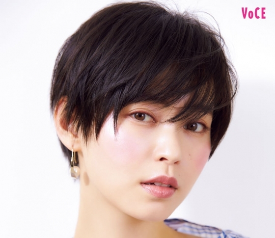 KATEの人気ファンデと「虹色ハイライト」で涼感メイクが完成!【比留川游】