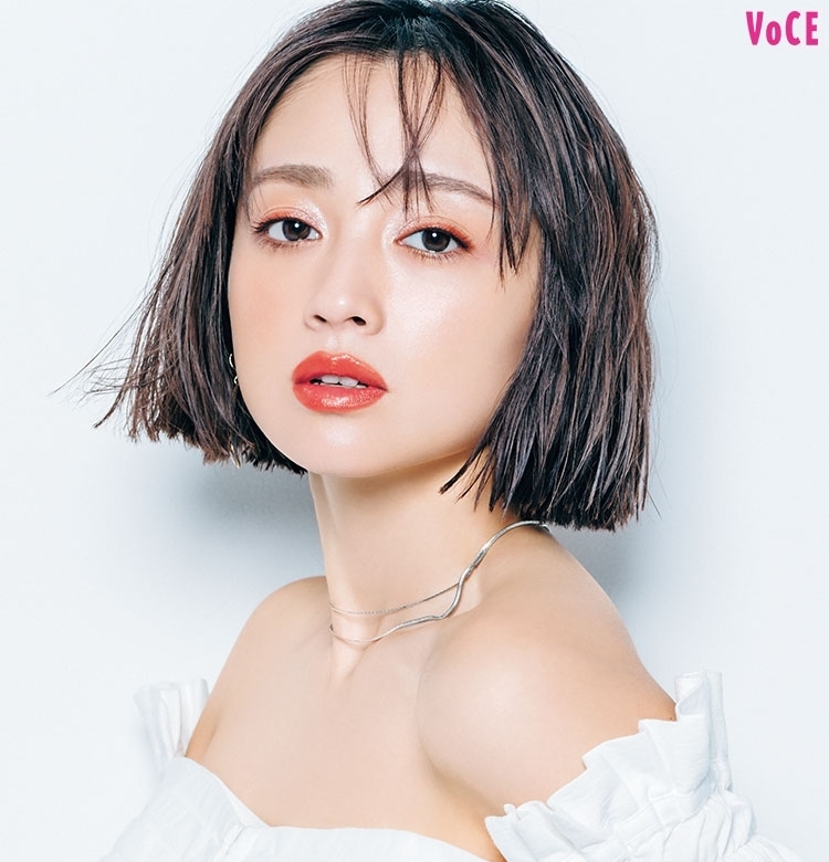 【安達祐実】が「服とメイクのオシャレな関係」を披露!純白の服×オレンジメイク