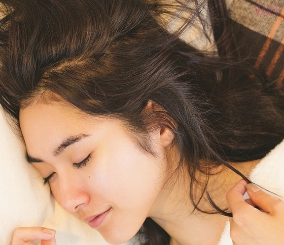 寝ながらパーマって……?寝る前に仕込むだけの時短ヘアテク
