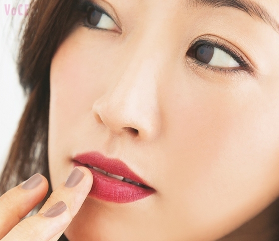 神崎恵さんの美人見えメイク♡誰にでも似合う秋のItカラー“バーガンディ”赤リップ3選