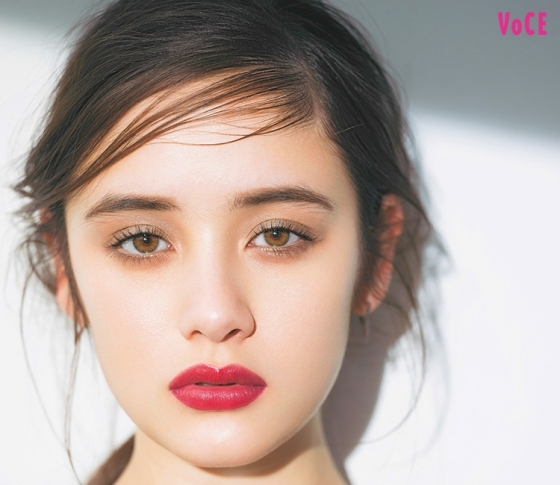 カラーレスに「+1」の赤リップが主役! 脱・厚化粧な美人メイク【小田切ヒロ発】