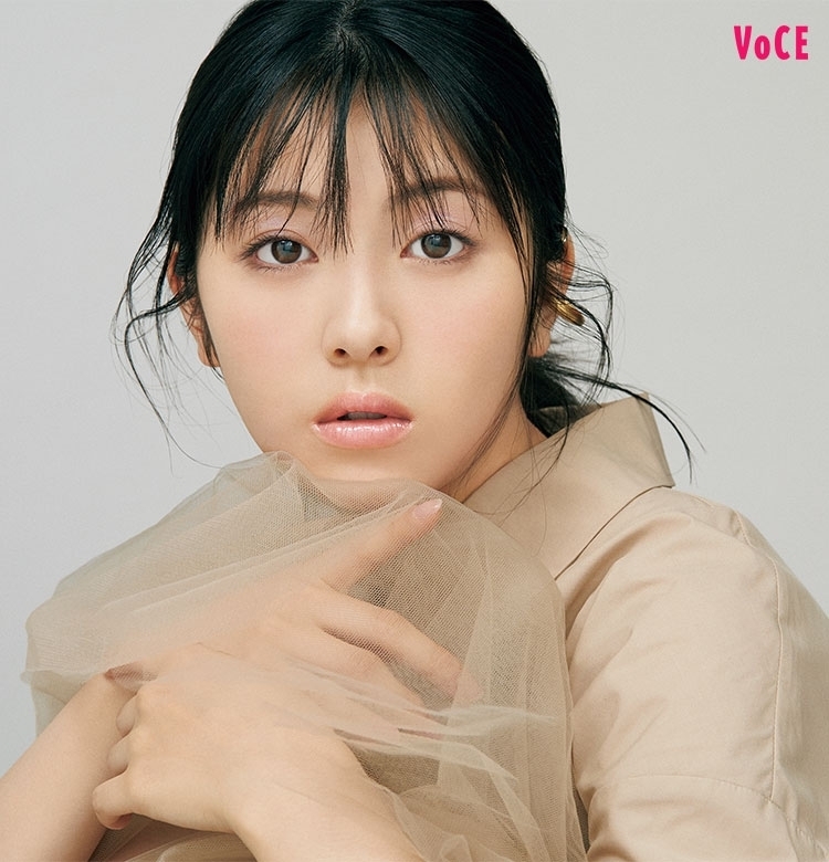 浜辺美波が春旬コスメ「うるツヤ♡シロップリップ」にトライ!