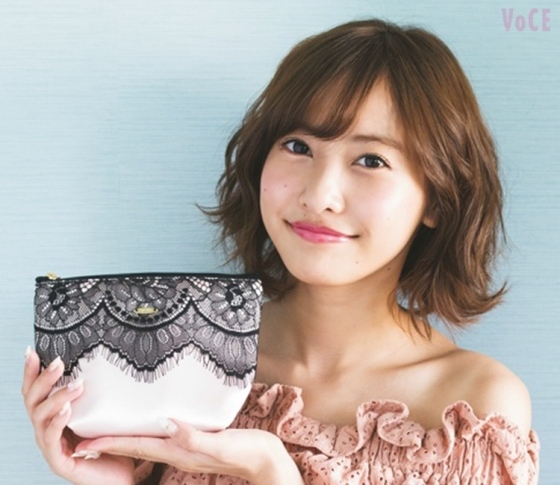 佐野ひなこさんのコスメポーチ♡手放せない運命のコンシーラーを発見!