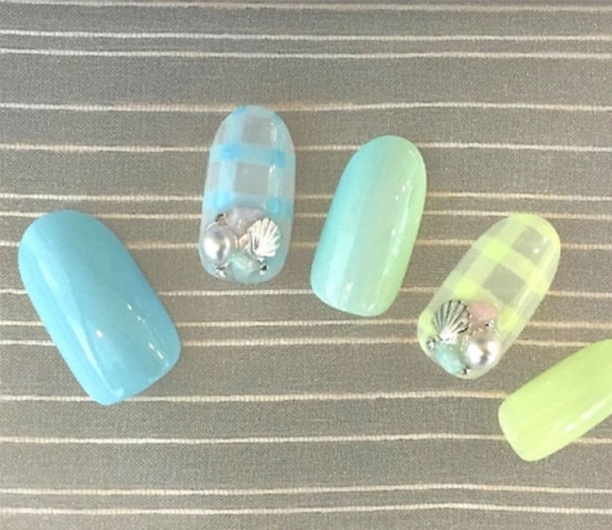 人気サロン発! “透け感×シェル”の涼しげネイル