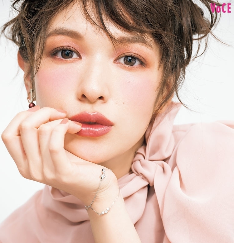 【ヘアメイク中野明海】赤みキラキラで微熱感「ほの甘上気顔」メイク