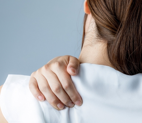 【腰痛改善・肩こり解消】誰でもできる腹式呼吸でこりを撃退!