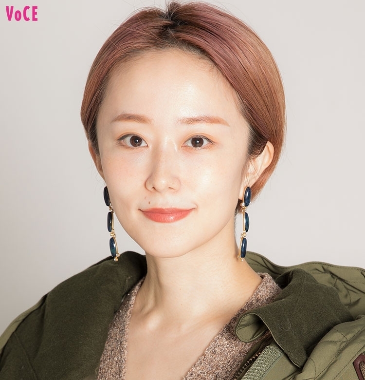 【VOCEエディターの1週間メイク着まわし】鏡裕子 DAY1「トレンドカラーで旬を纏う、社外打ち合わせDAY」