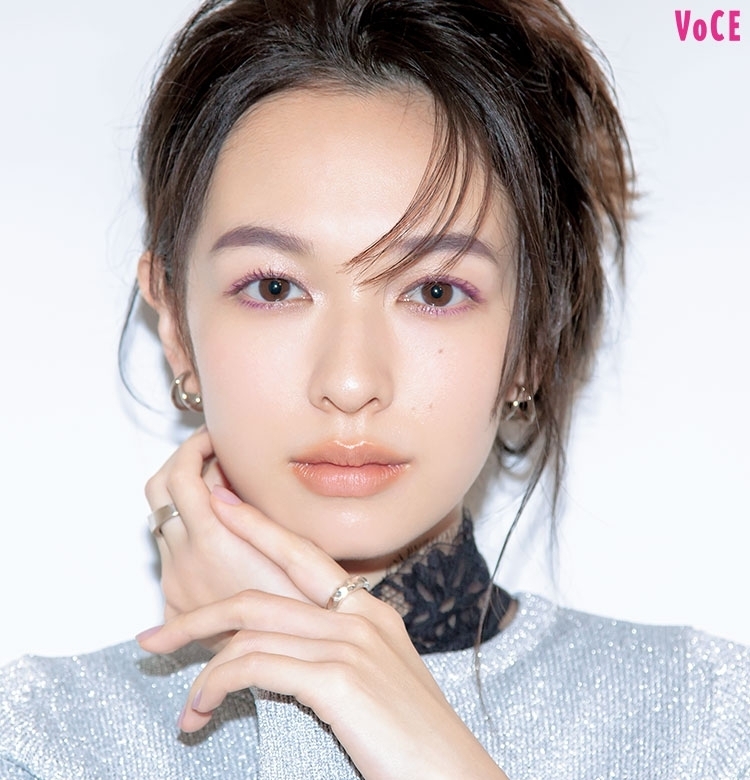 【林由香里さん】2020春は 【進化系パープル】で洒落顔に|KANEBO、スックほか。