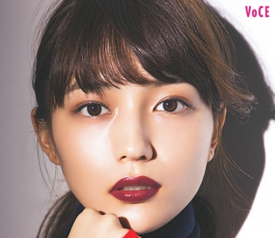【ヘアメイク河北裕介×川口春奈】秋の定番ネイビーニットにはボルドーリップが美人見え!