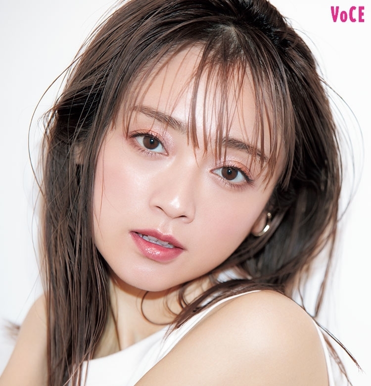 【安達祐実がトライ!】ヘルシーさと色気が両立する春のオレンジメイク|CHANEL,SUQQU,RMK他