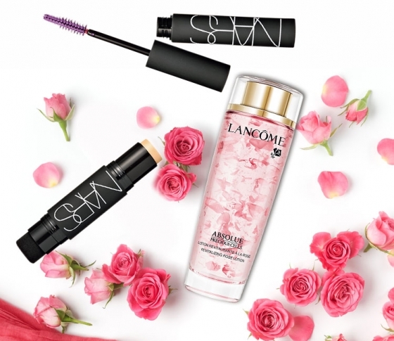 【毛穴レスになれると話題】すごすぎるスティックファンデと、バラの花びら入り化粧水