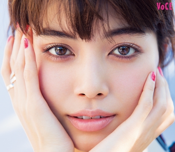 人気ヘアメイクAYAさん・ブラウンチークで可愛い顔、ってどんなメイク?