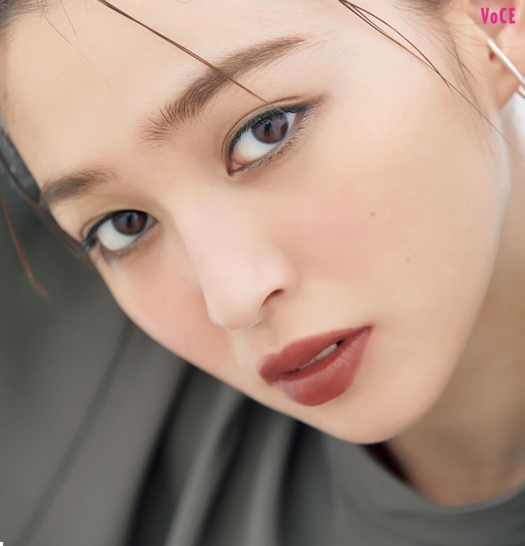 モードな【ブラウンリップ】につやめき【オレンジチーク】で美人要素をプラス!|岡田知子メイク