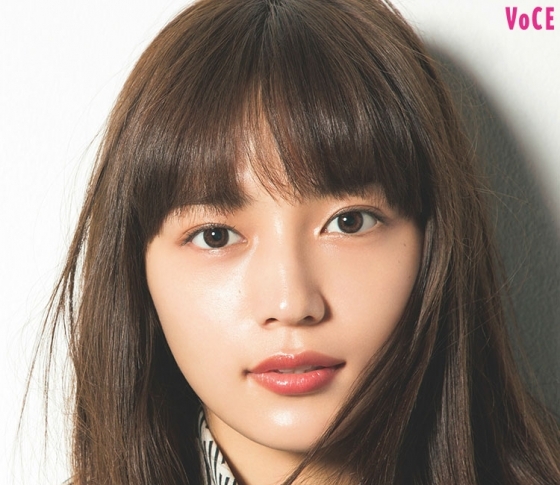 【ヘアメイク河北裕介×川口春奈】秋に使えるモノトーンスカーフには小物に負けない深色使いのナチュラルメイク